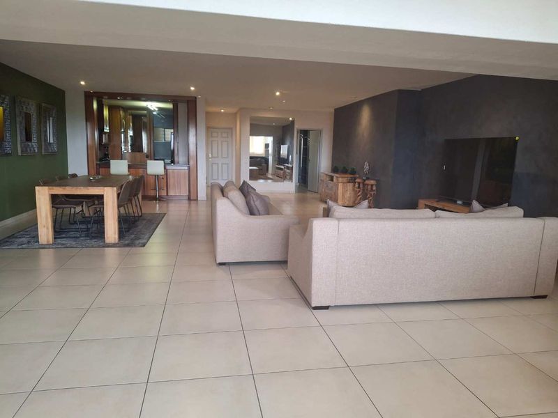 A BEAUTIFULLY FURNISHED THREE BEDROOM APARTMENT - Photo 3