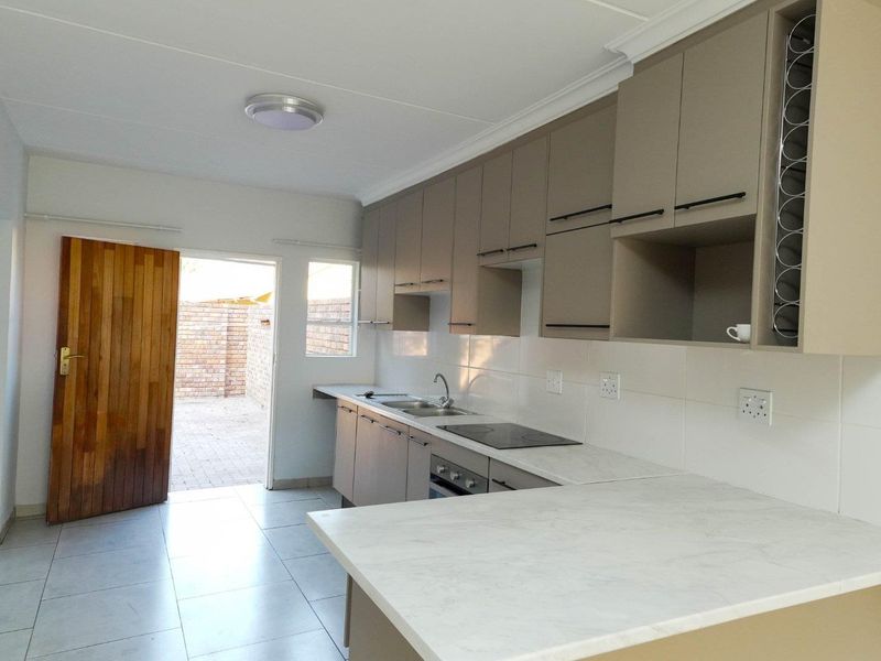 LOCK & GO Immaculate 3-Bedroom APPARTMENT in DERSLEY PARK - Photo 9
