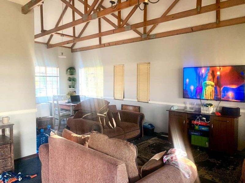 Spacious Smallholding with Family Home & newly Build Bachelor Flatlet – Southern Suburbs, Bloemfontein - Photo 5