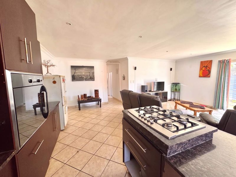 Renovator's Dream. Loads of potential to turn this home into something really special - Photo 4