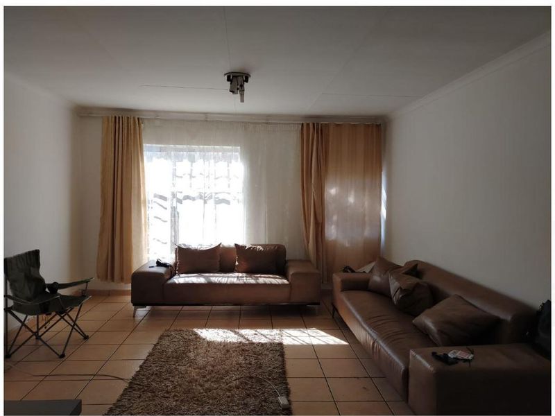 Top floor unit offering 3 bedrooms, with a secure tenant. - Photo 8