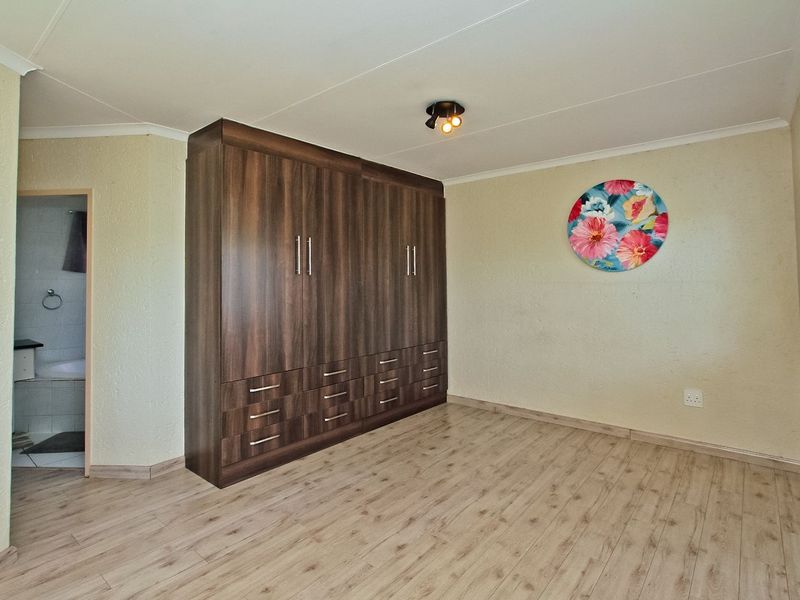 Neat Two Bedroom Apartment - Centrally Located! - Photo 10