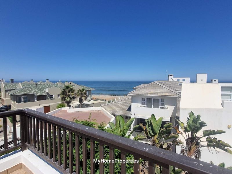 Spacious 3 Bedroom Townhouse with Rooftop Ocean View Terrace & Double Garage - Photo 2