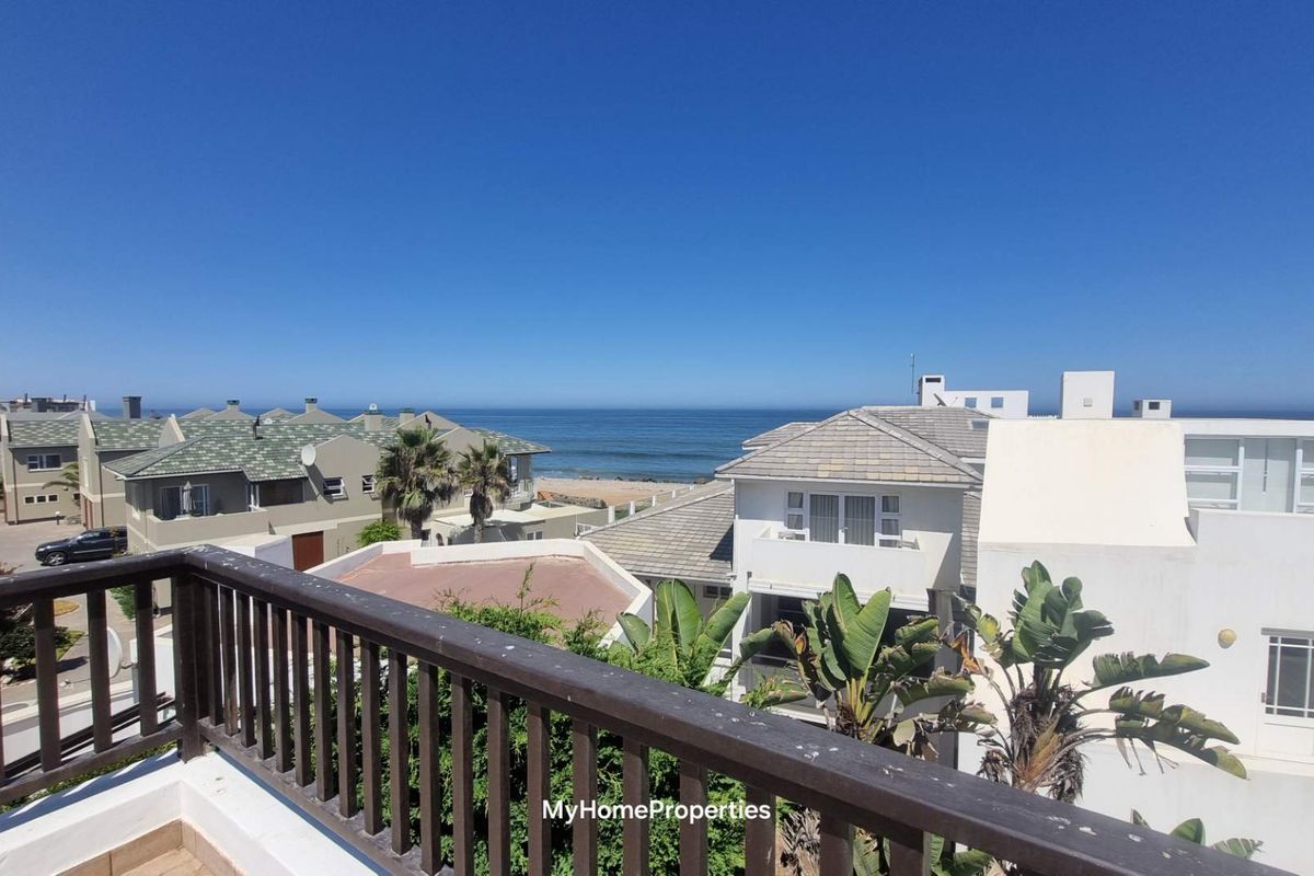 Spacious 3 Bedroom Townhouse with Rooftop Ocean View Terrace & Double Garage - Photo 2