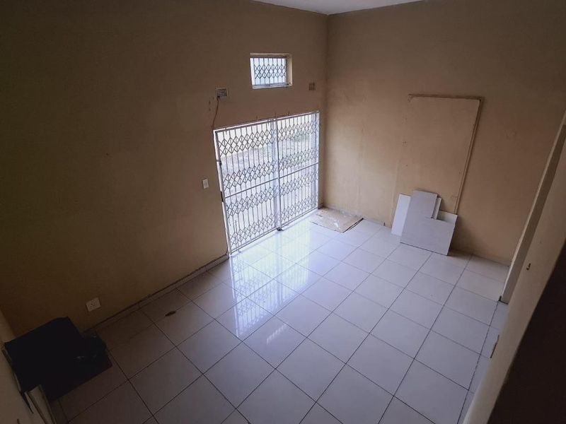 Cozy 3-Bed Home in Shallcross with Flatlet - Your Perfect Suburban Retreat! - Photo 4