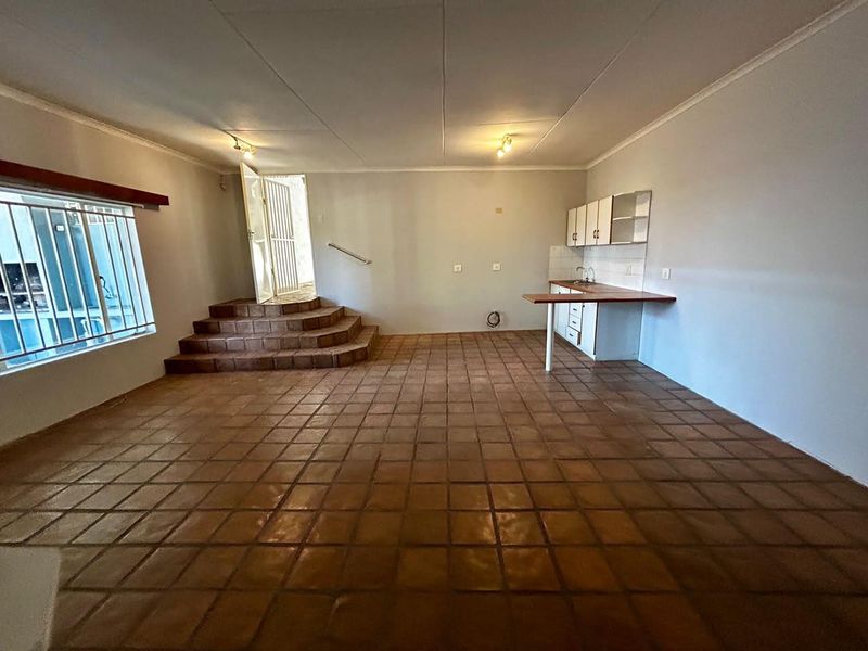 Situated on an erf of more than 2000m2 in an increasingly popular area, this home offers space and comfort. - Photo 4