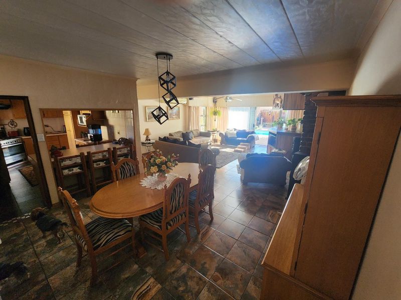 Beautiful 4 Bedroom Family Home in Fichardt Park - Photo 6