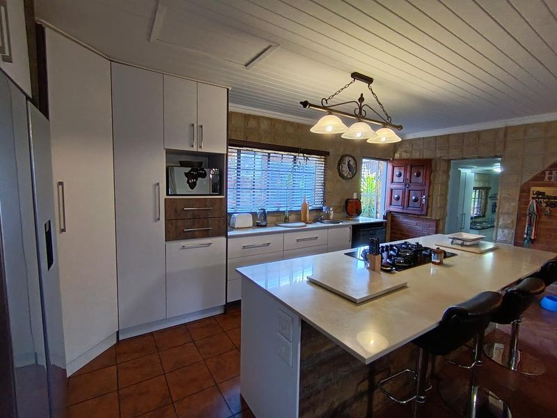 Luxury Dual Living with Exceptional Entertainment Spaces - Photo 9