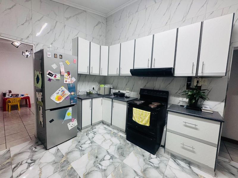 A very lovely 3,5 bedroom is now available to rent as from 1 July 2026 in a safe and secure suburb in Pinetown at Hatton Estate and close local amenities - Photo 5