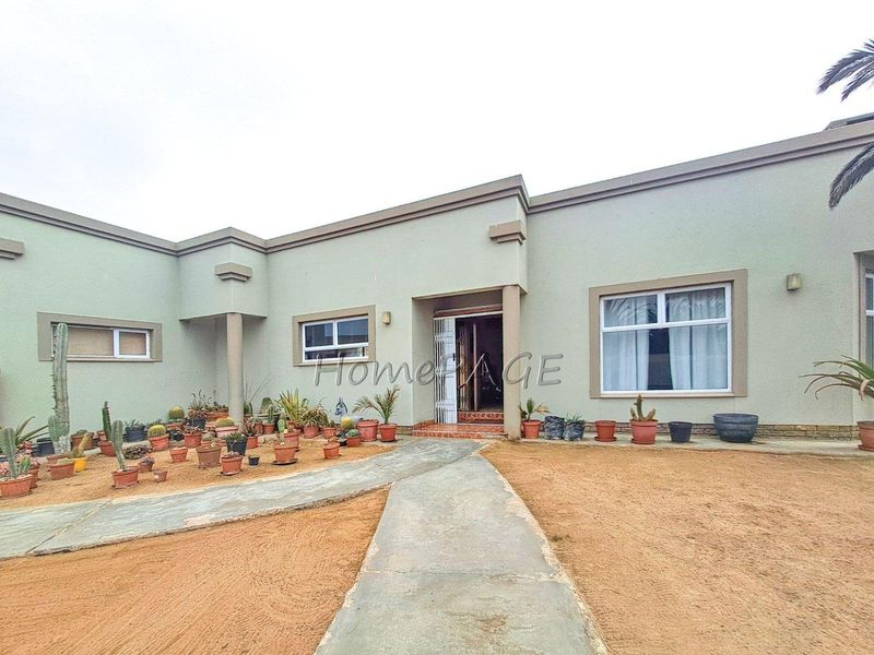 Fairway Estates, Walvis Bay:  3 Bedr Home with 3 Bedr Flat on offer - Photo 2