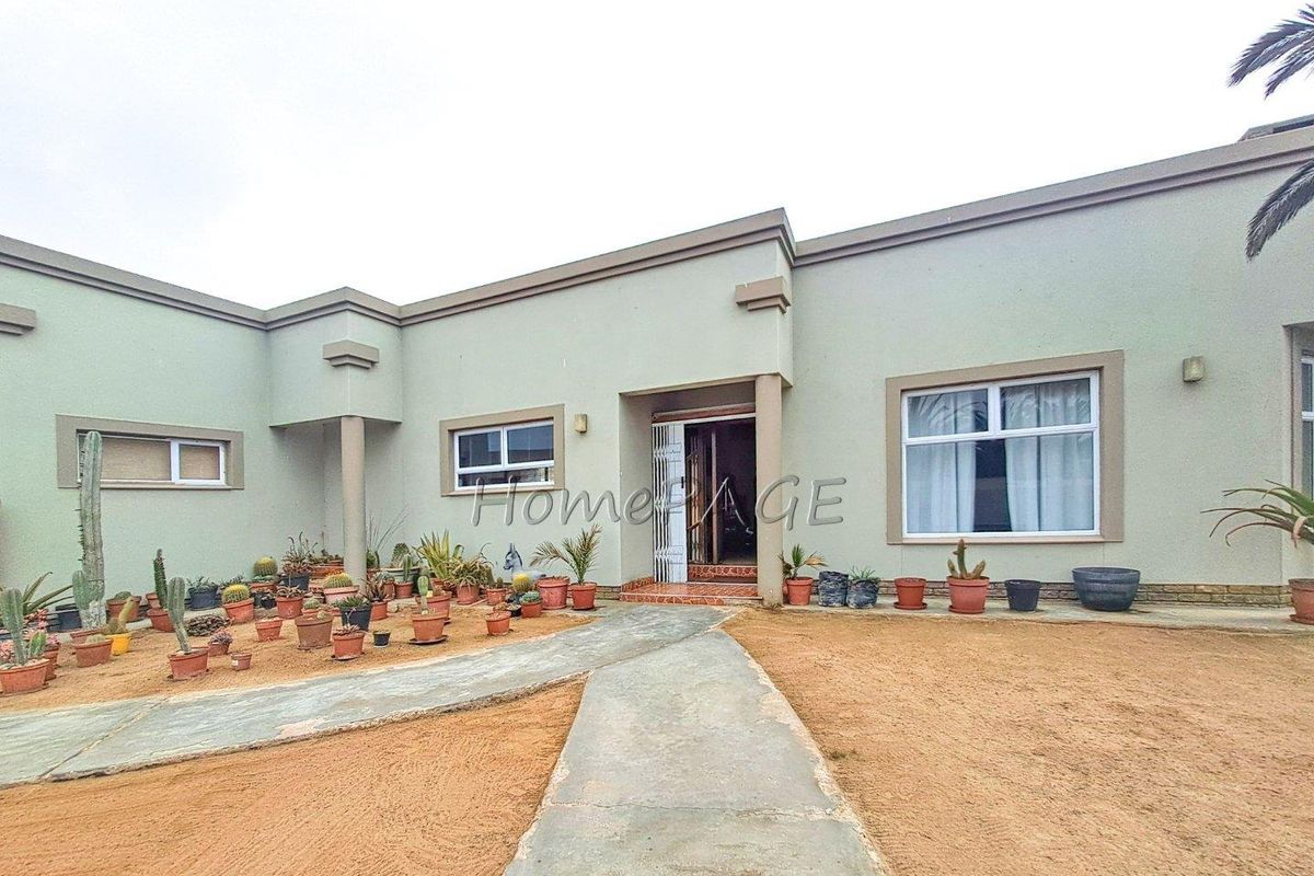 Fairway Estates, Walvis Bay:  3 Bedr Home with 3 Bedr Flat on offer - Photo 2