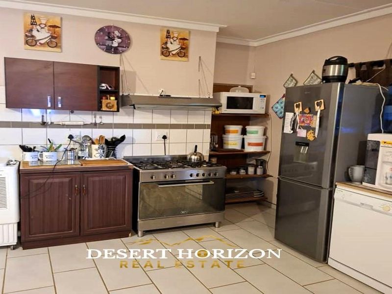 Karas Region, Keetmanshoop | Big Family home with flat for sale - Photo 4