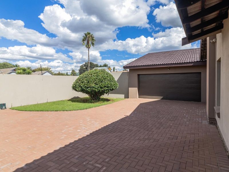 WHERE MODERN, STYLE AND COMFORT MEETS - Photo 4