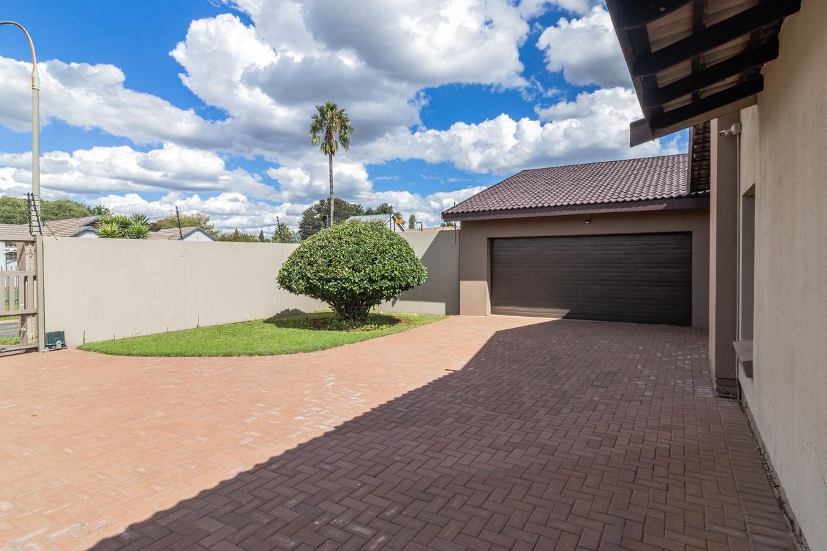 WHERE MODERN, STYLE AND COMFORT MEETS - Photo 4