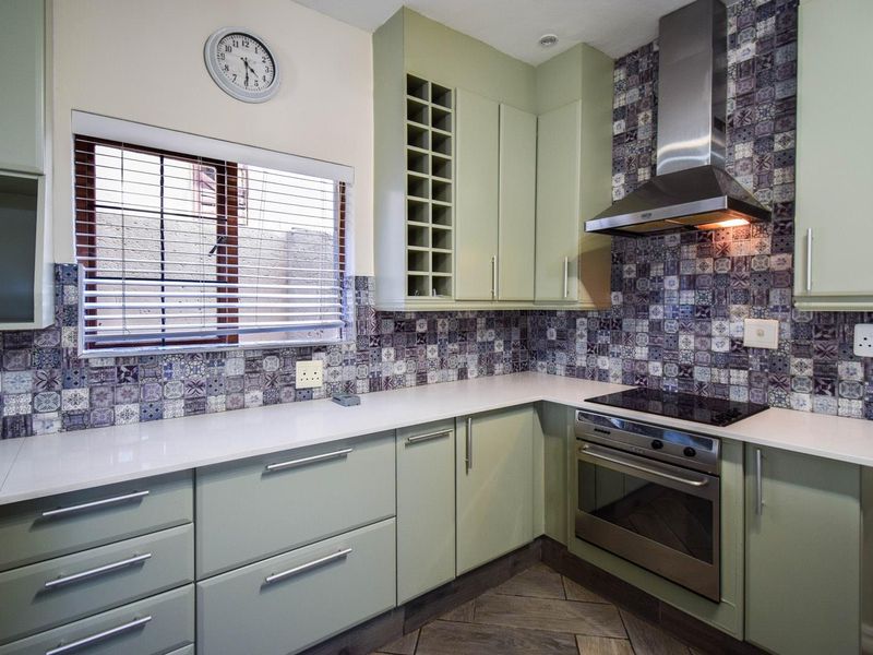 Modern, Three bedroom duet with neat finishes in security estate - Moreleta Park - Photo 5