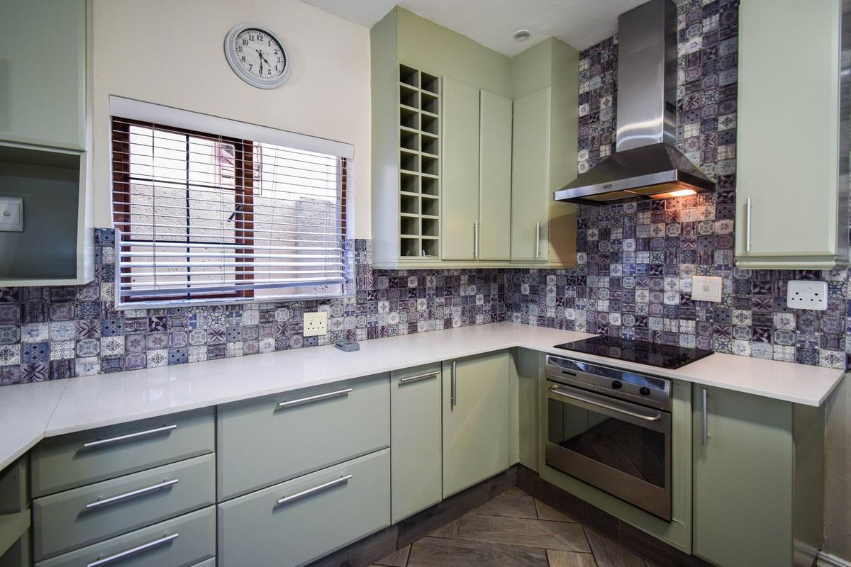 Modern, Three bedroom duet with neat finishes in security estate - Moreleta Park - Photo 5