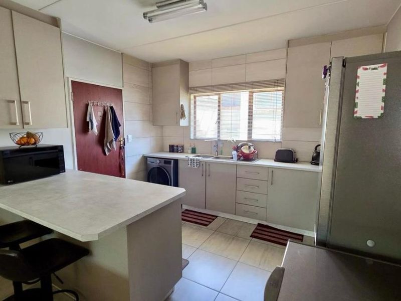 No transfer and bond costs.A perfect ground floor unit awaits you !!! - Photo 3