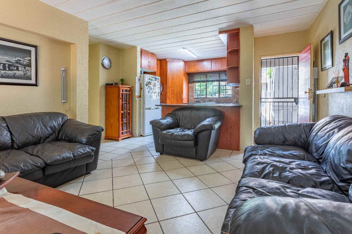 Priced to sell, offers from R875 000 will be considered. - Photo 2