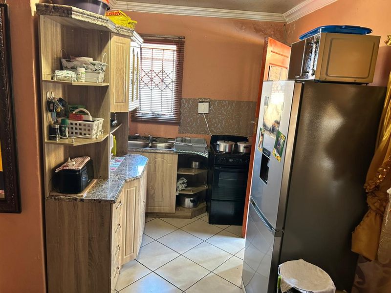 3 bedrooms house for sale in Soshanguve HH - Photo 4