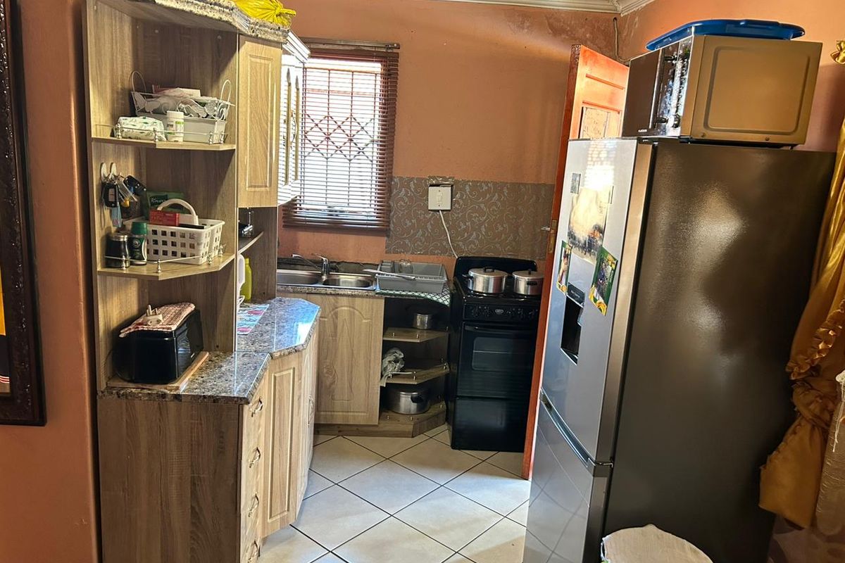 3 bedrooms house for sale in Soshanguve HH - Photo 4