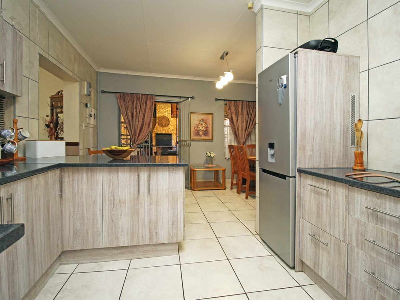 Stunning Family Home with Entertainment Area, Double Garage & Electric Fencing! - Photo 2