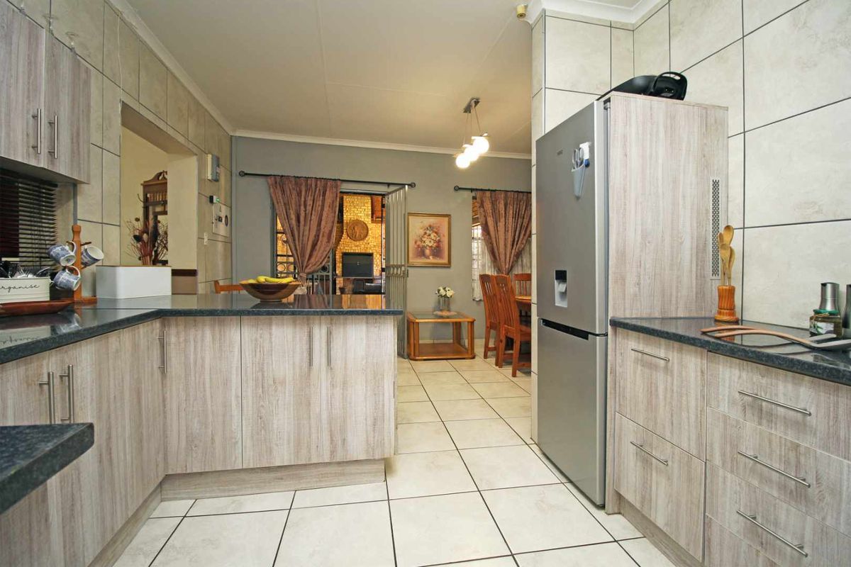 Stunning Family Home with Entertainment Area, Double Garage & Electric Fencing! - Photo 2