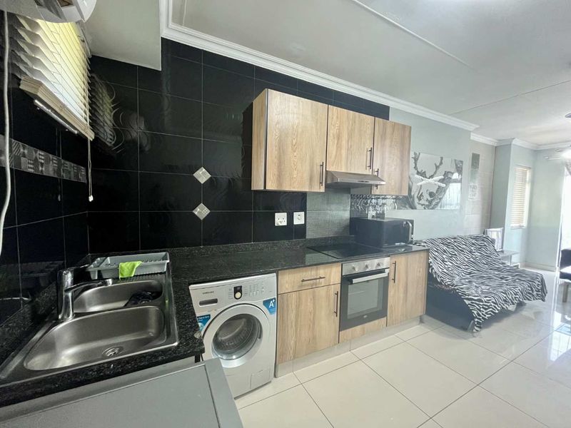 Hendra - Renovated 2 bedroom apartment, Great starter home ! - Photo 3