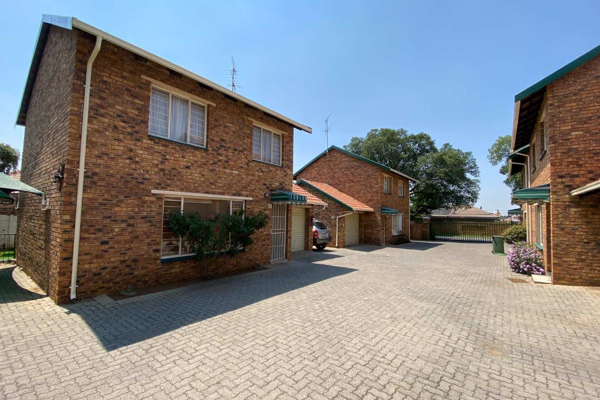 FOR THE SERIOUS INVESTOR - COMPLEX OF 4 FREESTANDING UNITS FOR SALE - Photo 2