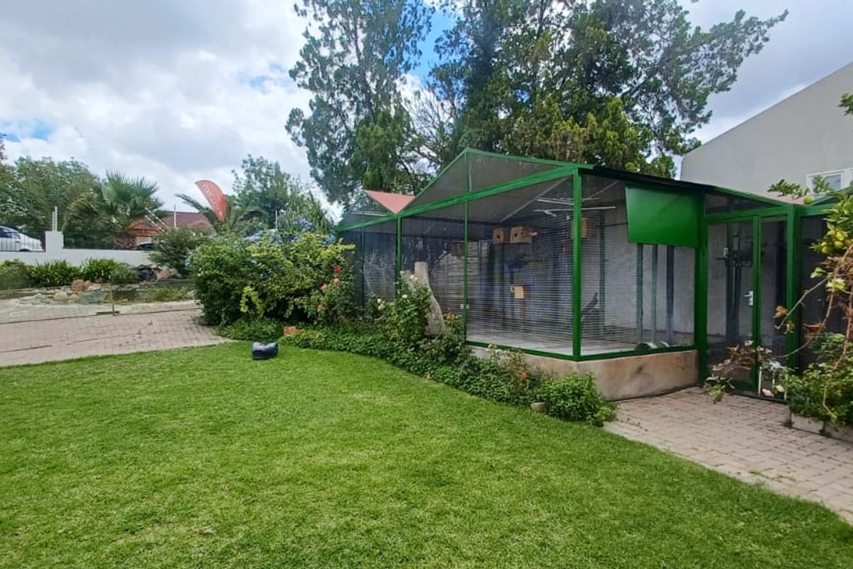 OLYMPIA - Versatile Family Home with Flat & Indoor Pool N$4 990 000 - Photo 4