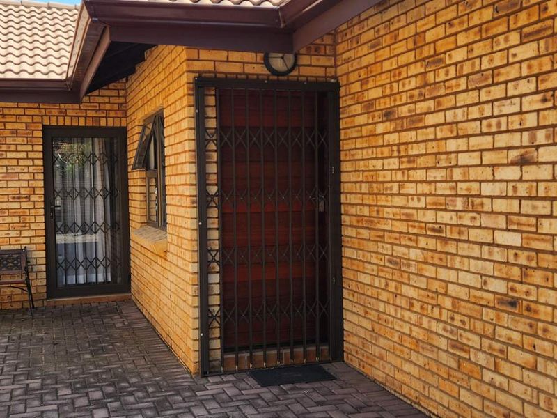 Modern Comfort Meets Space — Stylish 3-Bed Townhouse in New Redruth - Photo 4