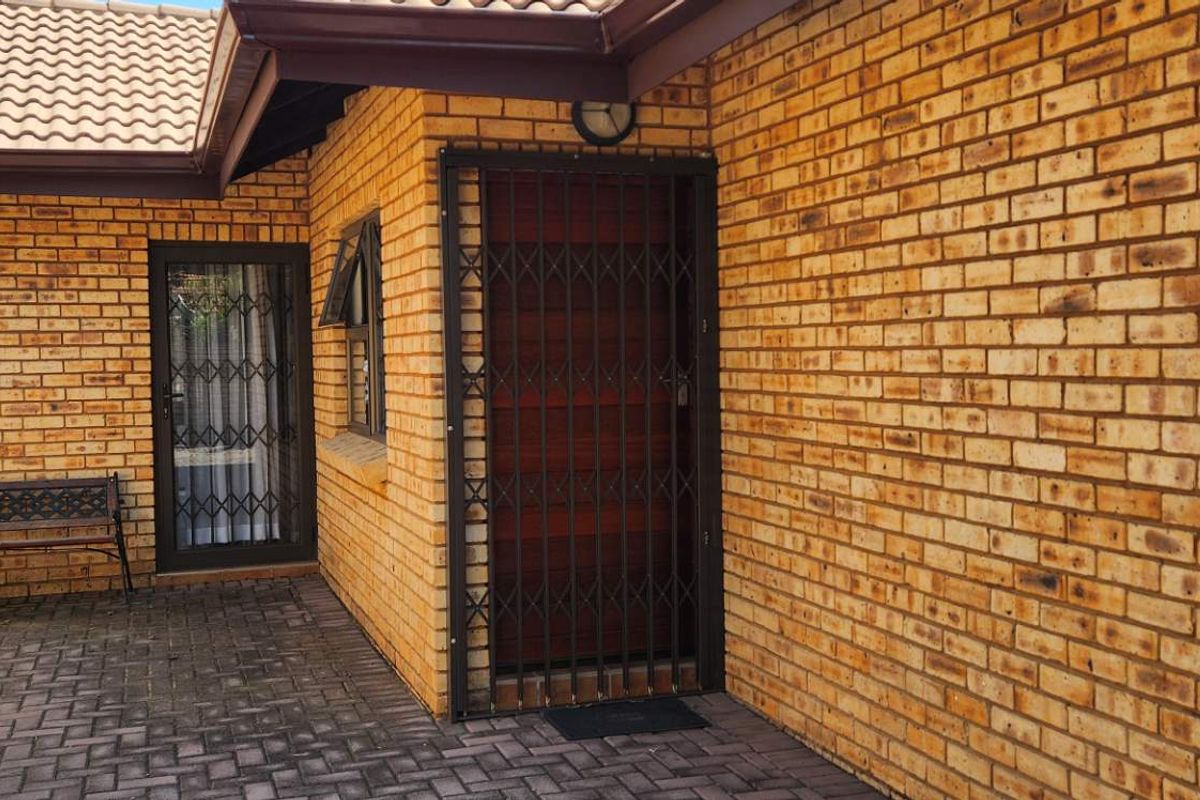 Modern Comfort Meets Space — Stylish 3-Bed Townhouse in New Redruth - Photo 4