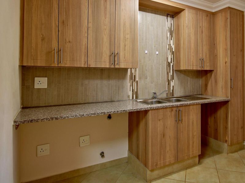 Spacious 3 Bedroom Duplex with Double Lockup Garage - Photo 5