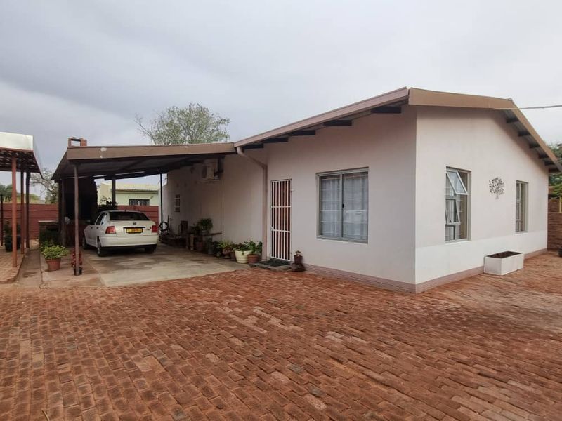 Big Family Home with a Flat for Sale (Mariental) – Great Investment - Photo 4