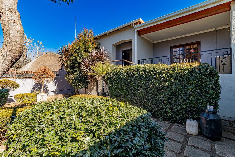 FRONT GARDEN 