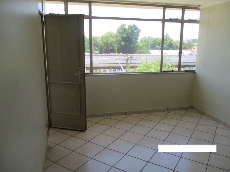 SPACIOUS 2.5 BEDROOM FLAT TO RENT IN PARKTOWN ESTATES - Photo 9