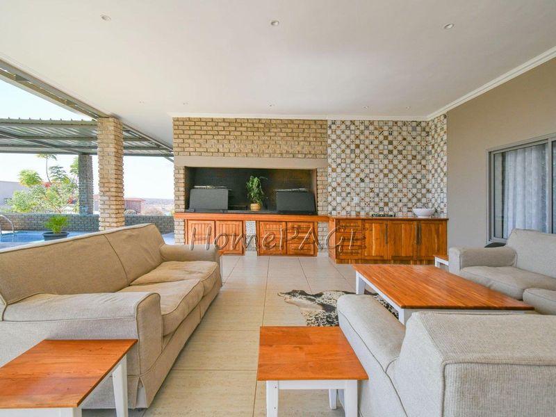 Ext 1, Outjo:  VERY NEAT, LOW MAINTENANCE 5 Bedr Home is for Sale - Photo 10