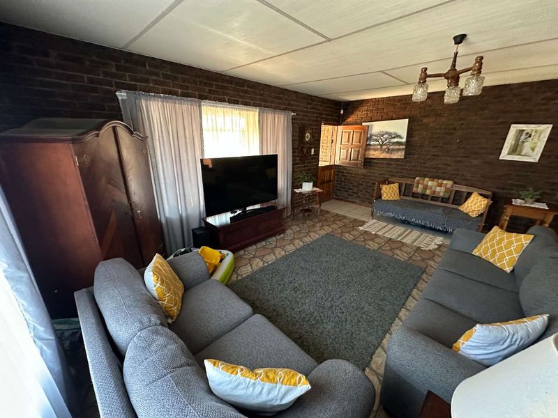 Charming 4 bedroom home with income-generating flat in Glencoe - Photo 8