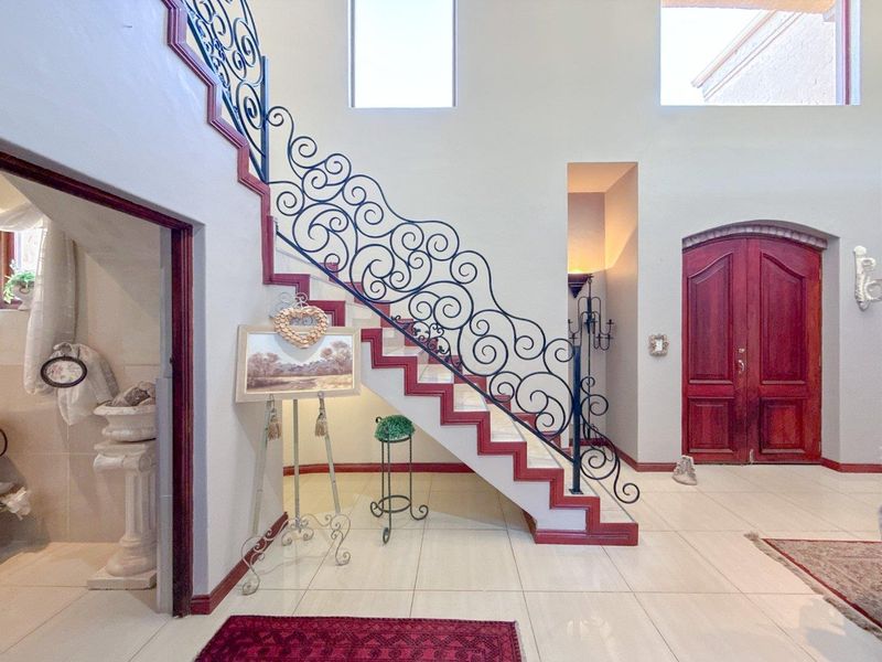 Stunning 5-Bedroom Family Home with Panoramic Views | Triple Garage | Solar | Waterkloof Golf Estate - Photo 9