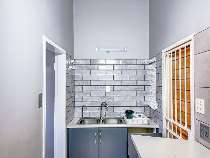 "Dive Into Comfort: Stunning Poolside Sanctuary with Granny Flat!" - Photo 10