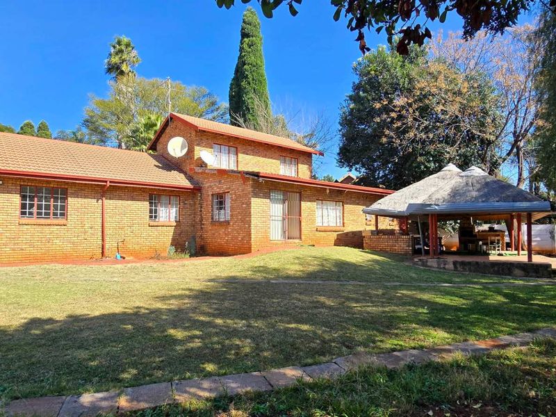 Secure, Spacious 5-Bedroom Home with 2 Flatlets, Garden, Pool & More - Photo 2