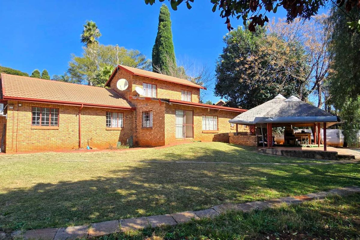 Secure, Spacious 5-Bedroom Home with 2 Flatlets, Garden, Pool & More - Photo 2