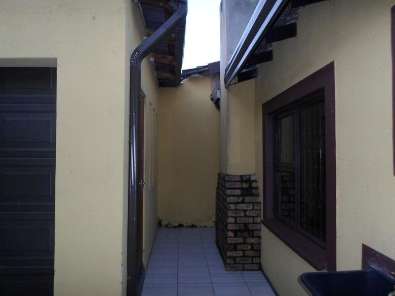 Stylish Double-Story Home with Future Flatlets! - Photo 5