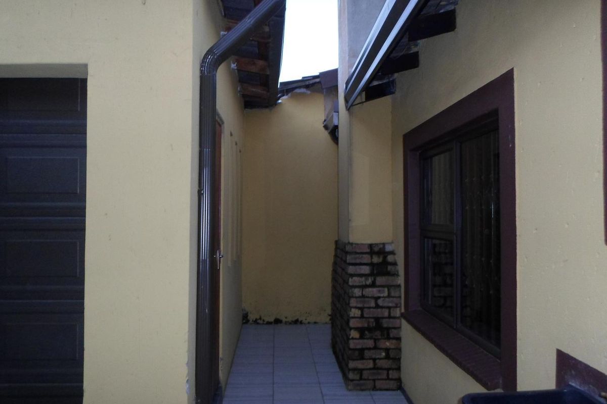 Stylish Double-Story Home with Future Flatlets! - Photo 5