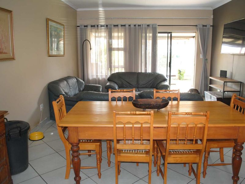 Feast your eyes on this spaciouys modern lovely 3 Bedroom Facebrick Townhouse - Photo 5