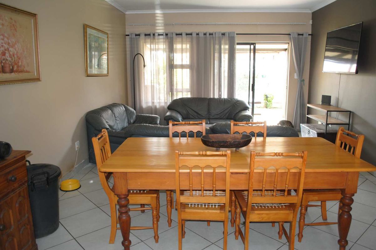 Feast your eyes on this spaciouys modern lovely 3 Bedroom Facebrick Townhouse - Photo 5