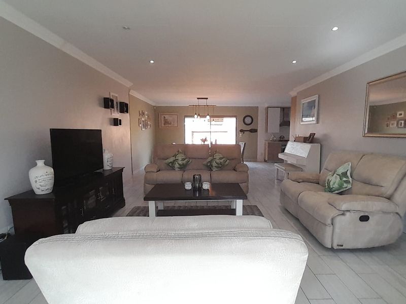 Gorgeous Cluster Home In Pomona - Photo 9