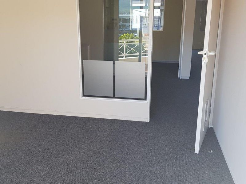 Light and Bright First Floor Office - Photo 4