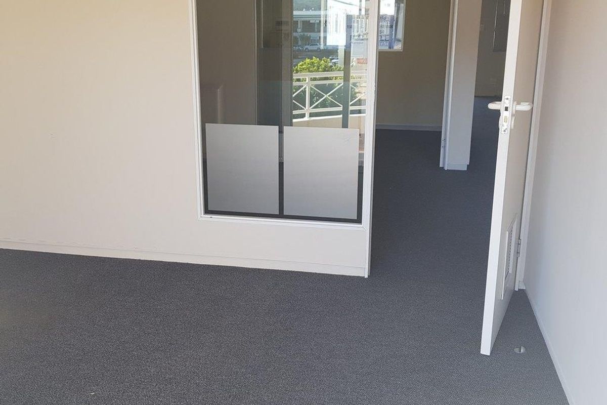 Light and Bright First Floor Office - Photo 4