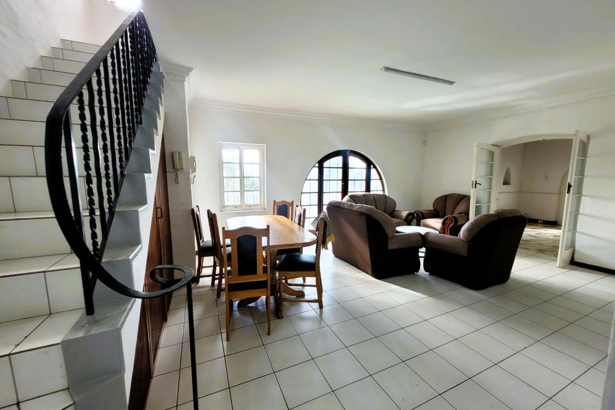 **Spacious Double Story Family Home in Upper Glenwood** - Photo 3