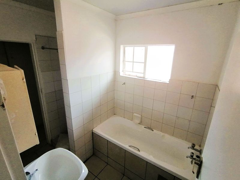 Charming 2-Bedroom Townhouse in Secure Complex - Photo 10